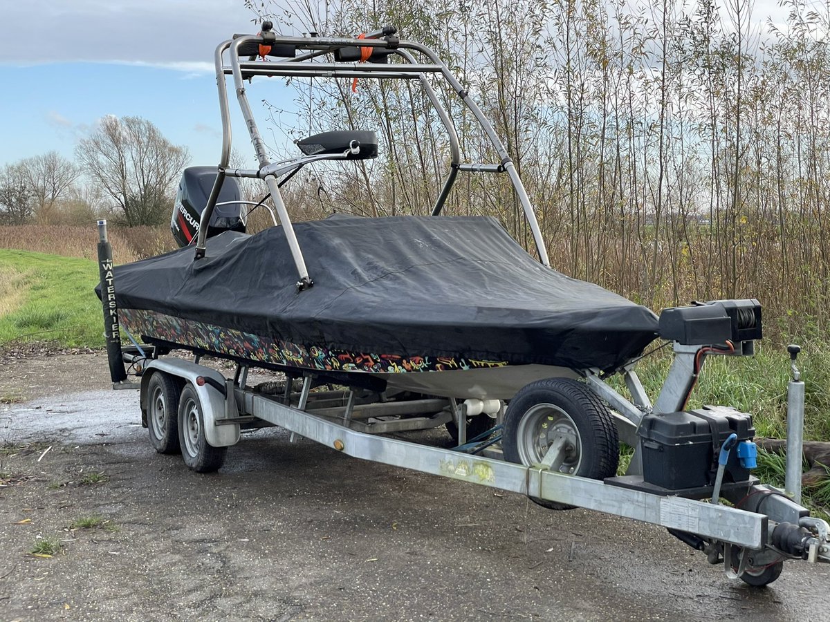 JaspervanZon's tweet photo. Bye bye Flighty... always a sad day to take our buddy from the lift to the winter storage.... this winter, Flighty will get a thorough refit... so stay tuned to see him back wearing a new suit, sometime in spring..!!! 😎😎☀️☀️👌👌 #riverlife #lifeofabarefooter #flightcraft https://t.co/wqdHdaaWrY