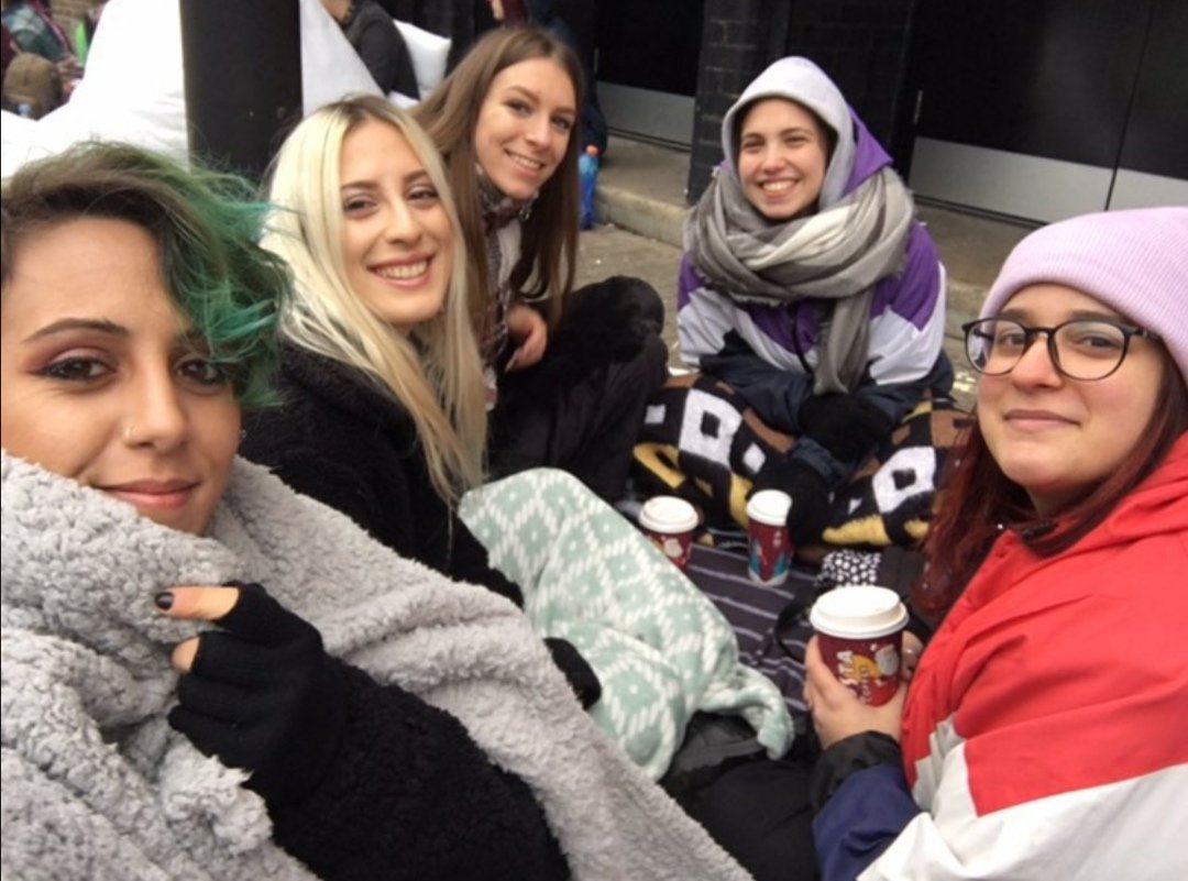 takemyhandashx's tweet photo. one year ago we were freezing outside the O2 academy for our first @yungblud's show together🥺🖤 https://t.co/0wemvvZtSP