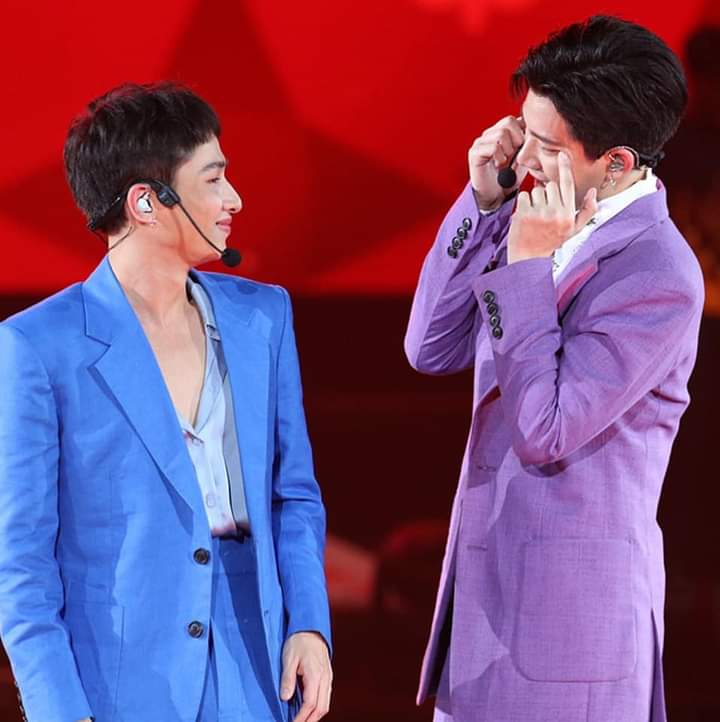 PraifahKlate's tweet photo. Such a perfect couple💜💙
#Fantopia2020
#FANTOPIA
#FantopiaxOff
#FantopiaxGun
#OffGunFANTOPIA2020 https://t.co/rOk8edruYc