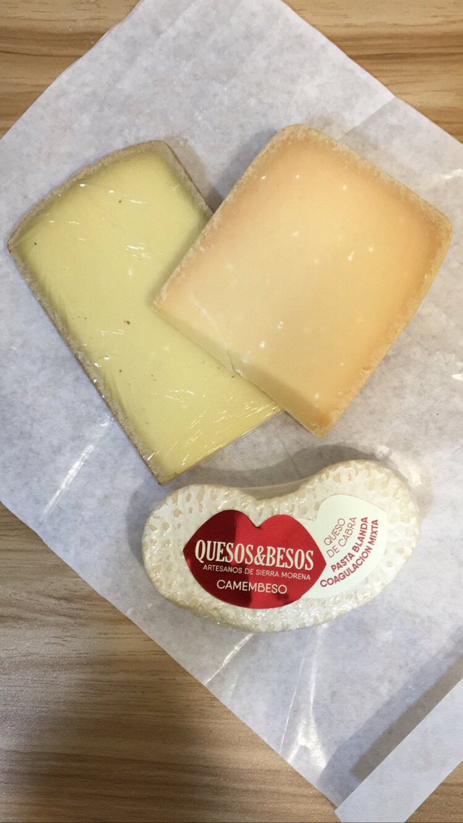 EXTRA EXTRA! Nuevas adquisiciones en <a href="/LaManducateca/">La Manducateca</a> de #bilbao #queso #alertaquesazo a la izquierda un lituano de 36 meses y a su lado un comté de 18-20 meses que es una maravilla. Y como bonus track un #camembeso de Sierra Morena que promete (aún sin probar)