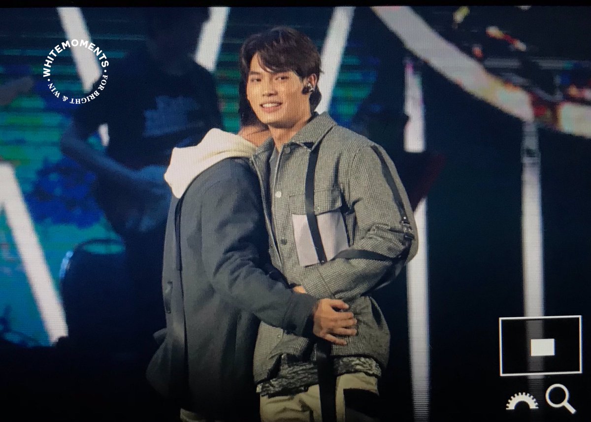 WHITE MOMENTS tweet media