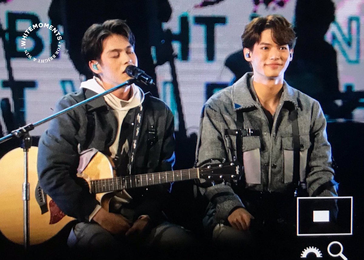 WHITE MOMENTS tweet media