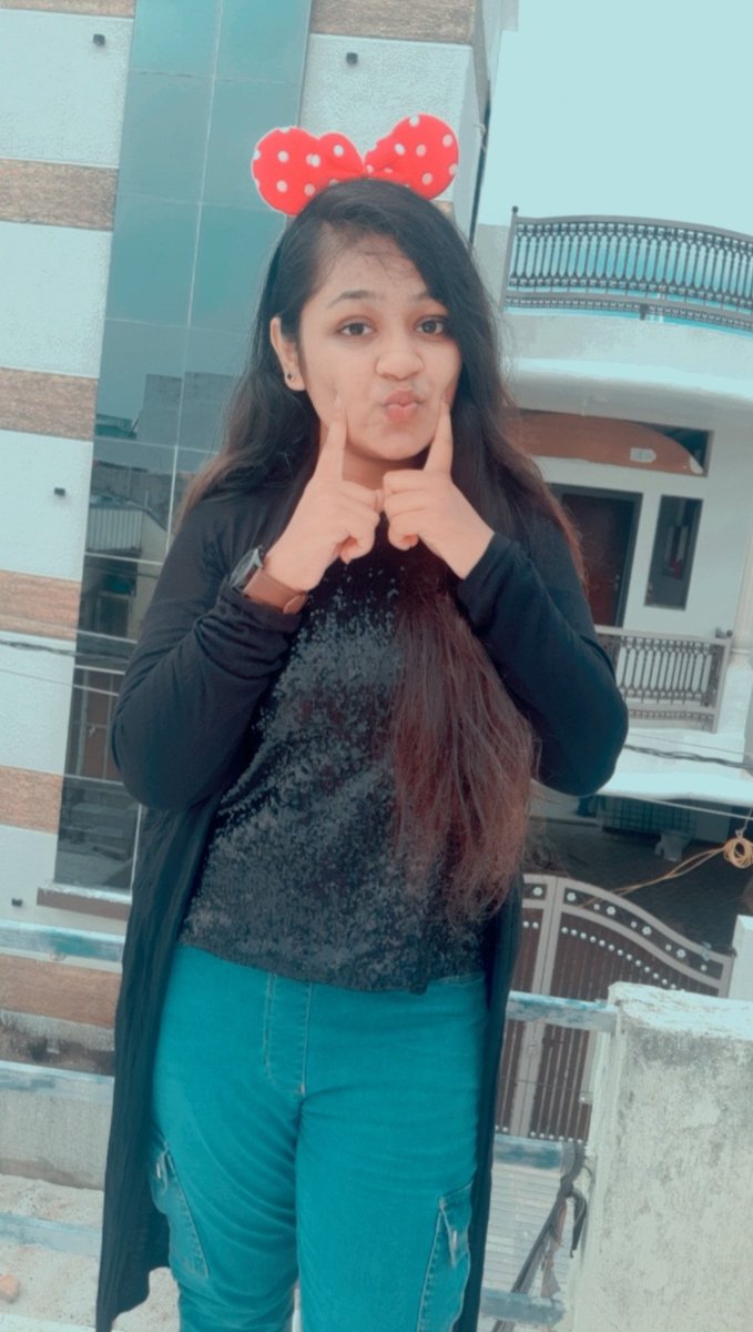 HetviModiya's tweet photo. Here is my stylish pose 

#vivoV20SE
#vivoV20SEStylelcon 
#DelightEveryMoment  
@Vivo_India

Join
@karan_solanki_7 
@Jay_parmar17 
@chilled_Sup https://t.co/3ur66L8ayp