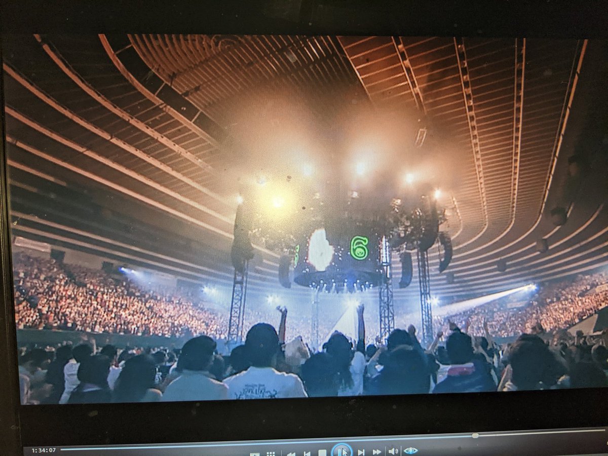 masa_15dream2's tweet photo. HAPPY Birthday🎂🎁🎉
カウントダウンライブの年越しに合わせて1122迎えました
#aiko誕生日
#LLP18 https://t.co/WlUljpYNl7