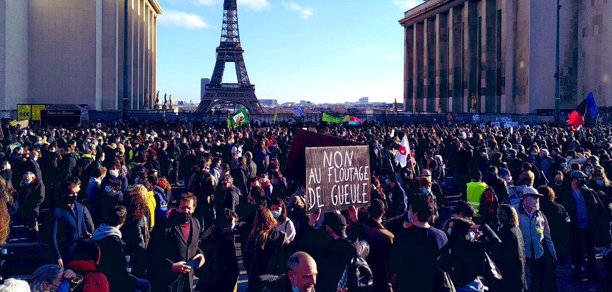 Malgré les alertes de :
☑️ de l’ONU
☑️ de la Défenseure des droits
☑️ <a href="/amnestyfrance/">amnestyfrance</a>
☑️ Des journalistes et rédactions
☑️ La Corée du Nord
L’article 24 de la #LoiSécuritéGlobale de #Darmanin a été adopté par l'Assemblée nationale ! #Trocadero