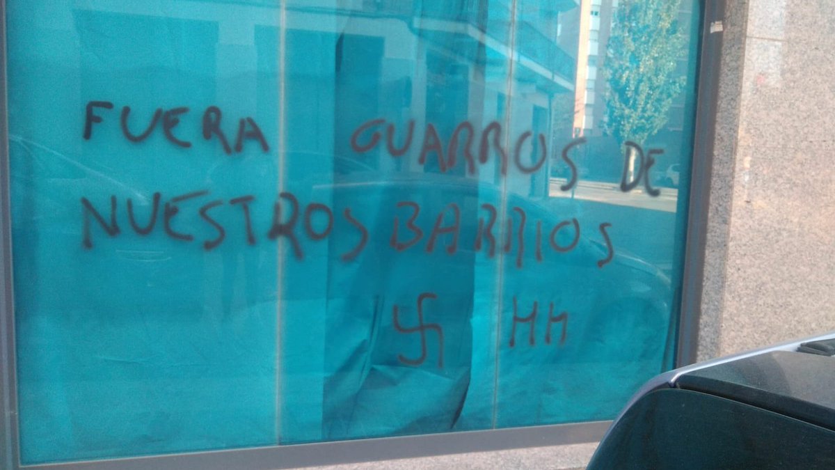 🔴Aquesta nit, el feixisme ha tornat a atacar l'Ateneu Popular Pep Sivilla de #Mataró. Justament el mateix dia que se celebren 45 anys de la mort del dictador Franco. 
Tot i la impunitat del feixisme, no permetrem que campi lliurement. Ni a Mataró, ni enlloc! #AlertaUltra