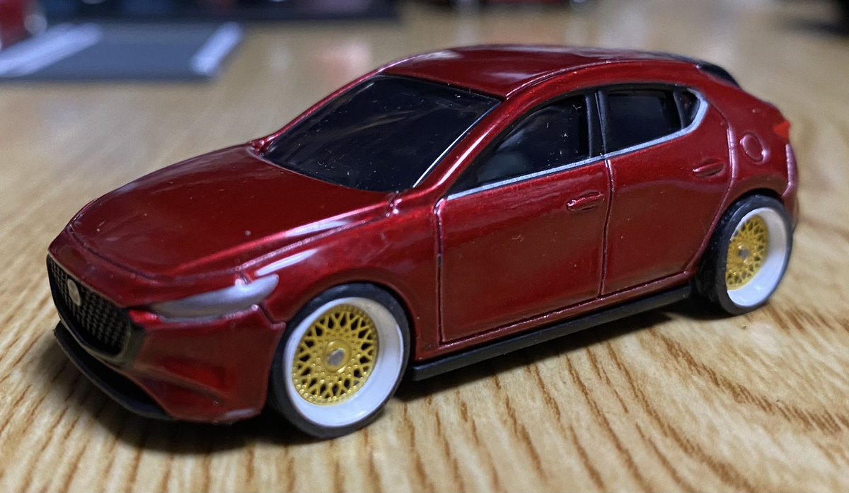 ゆきと 明日にしようと思ったけど ついやってしまった トミカのマツダ3ホイール交換 とりあえず付けてみただけなので 車高はノーマルだけど タイヤがフェンダーアーチいっぱいまで来てるので落ちてる感はあるw アテンザと並べても良い感じだ