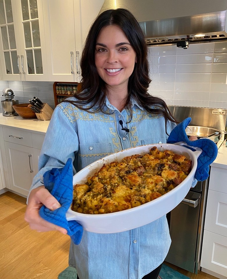 KatieLeeKitchen's tweet photo. Stuffing or dressing? Today on #TheKitchen #foodnetwork, my Cornbread Dressing w/ Sausage and Mushrooms 😋 Recipe can be found on #foodnetwork website and linked in my story (also link to my new favorite shirt from #grettaluxe) #thanksgiving 📸 #ryanbiegel https://t.co/6cIqr6RtbX