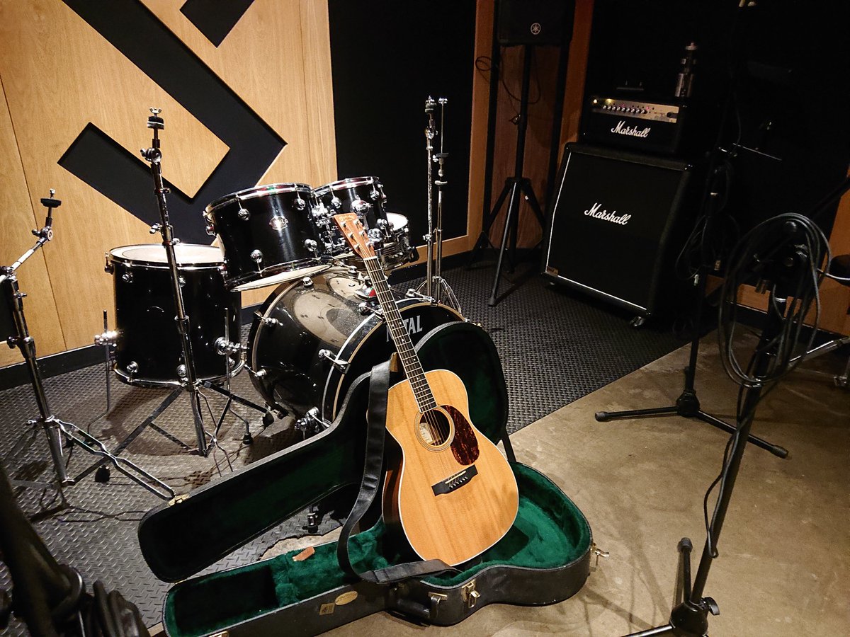 johnwalllace's tweet photo. Been pretty amazing getting back to rehearsal space over the last few weeks. Belting out proper vocals gets loud and can feel like you're putting on a show for the neighbours when you live in a flat! Glad to be writing again and making plans!
https://t.co/opr2ju2KP4 https://t.co/DMfyfBrBjb
