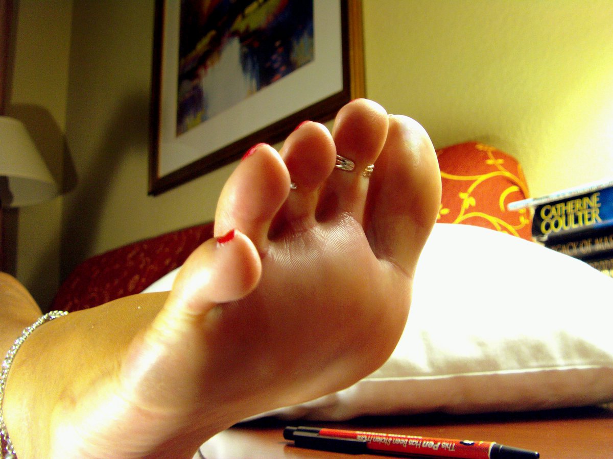 Get really close if you want....... I love to feel your warm breath on my bare toes 👣 It kind of tickles 😌❤️💋