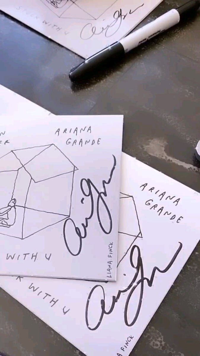 ʚ𝐛𝐫𝐚𝐧𝐝𝐞𝐧ɞ We Wait Over 6 Months For A Signed Stuck With U Cd And Fans Have Gotten Machine Signed Ones Scooterbraun This Is False Advertising First Of All