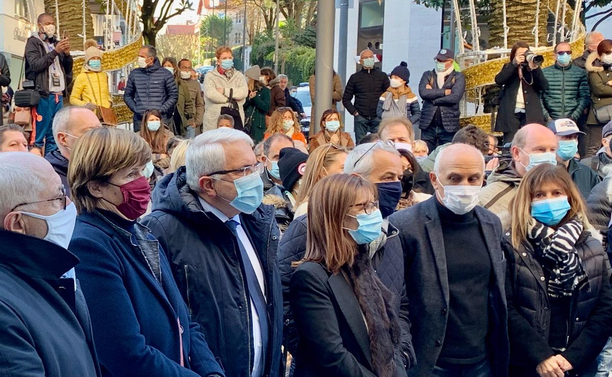 BtzMaider's tweet photo. Ce matin, accompagnée des élus de l’agglomération et du département, nous avons apporté notre soutien inconditionnel aux commerçants de Biarritz face aux mesures restrictives du Gouvernement dans la crise sanitaire. https://t.co/PObzYfb7EG