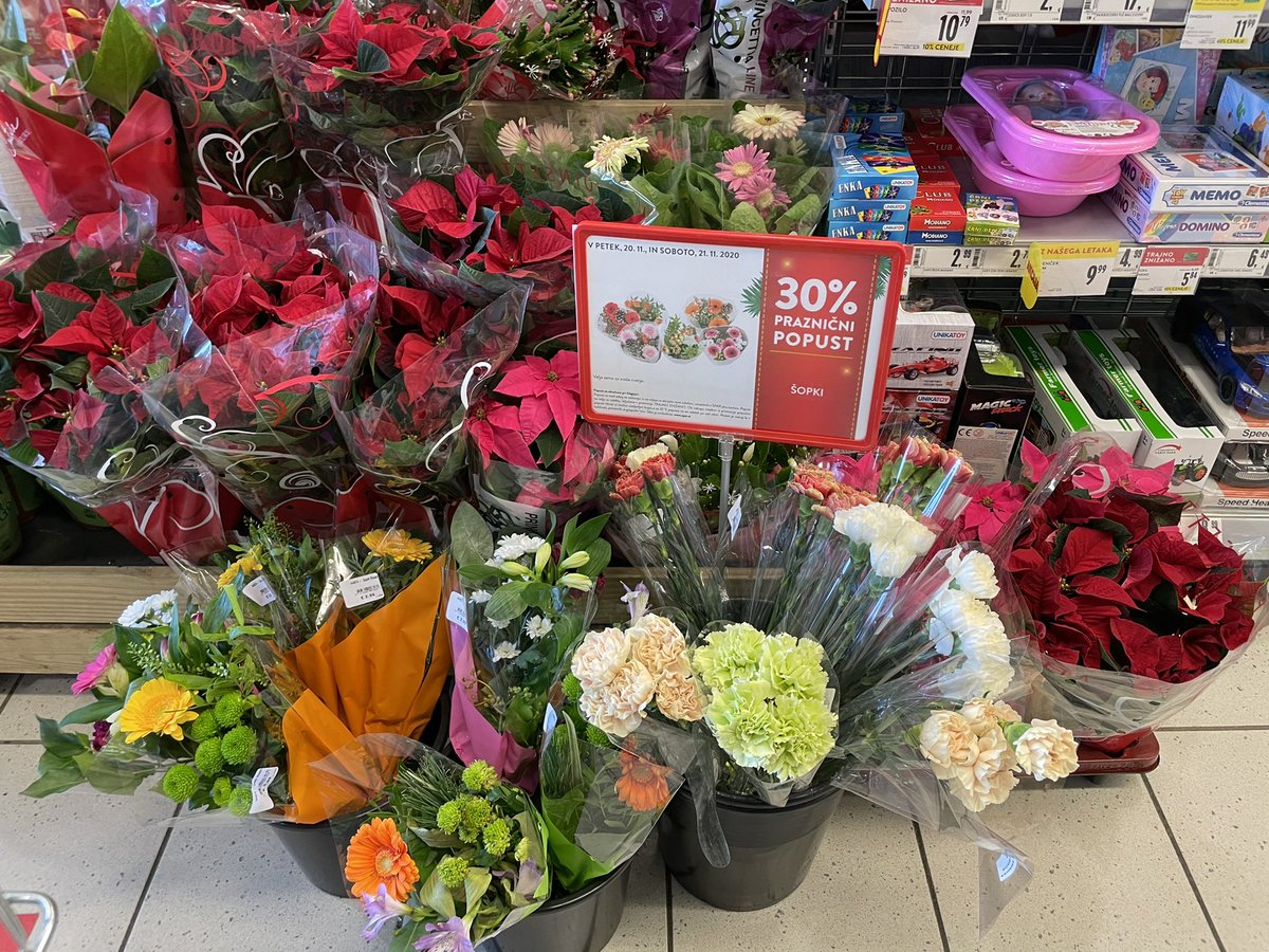 ModestMotaln's tweet photo. @vladaRS zakaj lahko kupim cvetje in venčke v veletrgovinah, medtem, ko so cvetličarne zaprte? Ni fer! Hortikulturna stroka se tepta. @GovorecCOVID19 kje kupite ženi šopek? Mislim, da bi ga @OgrizekSimon z veseljem naredil v cvetličarni. Podprite cvetličarne z osebnim prevzemom! https://t.co/tZi0MViTwa