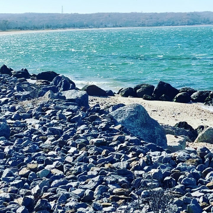 libbylangdon's tweet photo. Bright and breezy day down by the bay in Sag Harbor! The perfect spot to take some deep breaths and welcome the weekend!
.
.
.
.
.
.
#hamptons #deepbreath #waterside #baybeach #windy #waves🌊 #sagharbor #fallvibes #sunshinecoast #libbylangdon #libbyl… https://t.co/hH0FdFUqwi https://t.co/C3o0Wq35JN