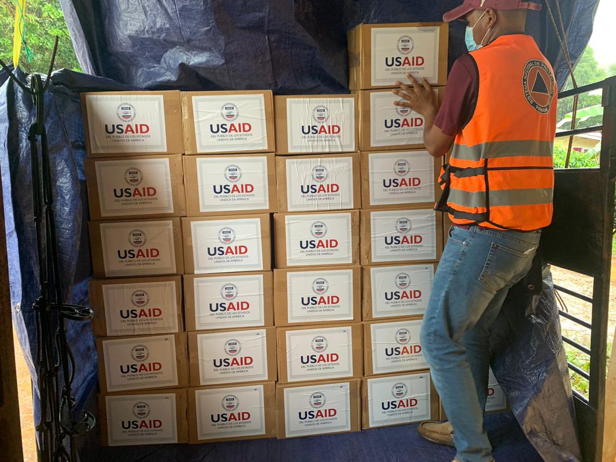 SOCSOUTH's tweet image. Families that were affected by #HurricaneEta received humanitarian assistance from US Agency for International Development and #USForces today! #AmericaActs #EnduringPromise @Southcom