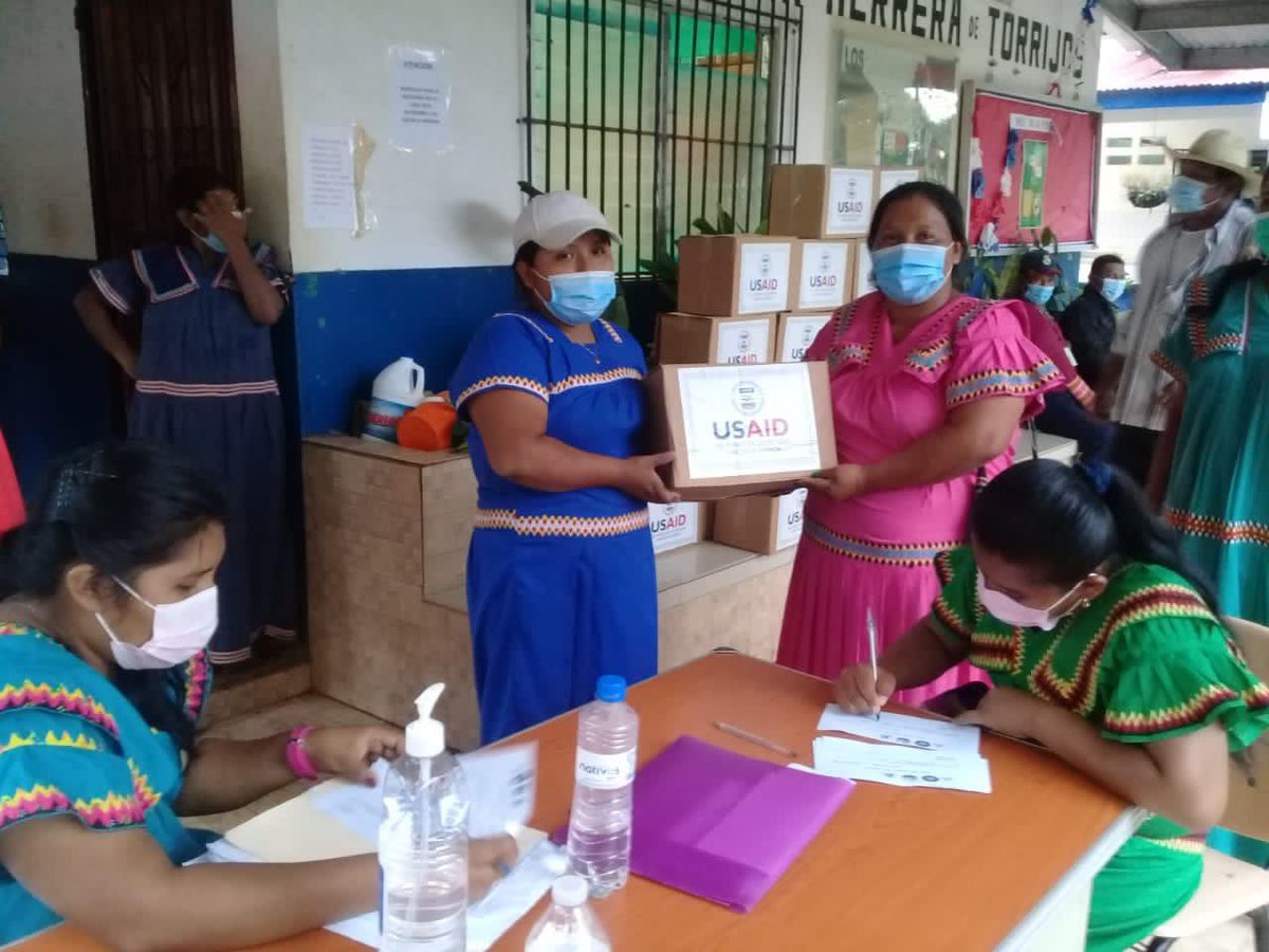 SOCSOUTH's tweet image. Families that were affected by #HurricaneEta received humanitarian assistance from US Agency for International Development and #USForces today! #AmericaActs #EnduringPromise @Southcom