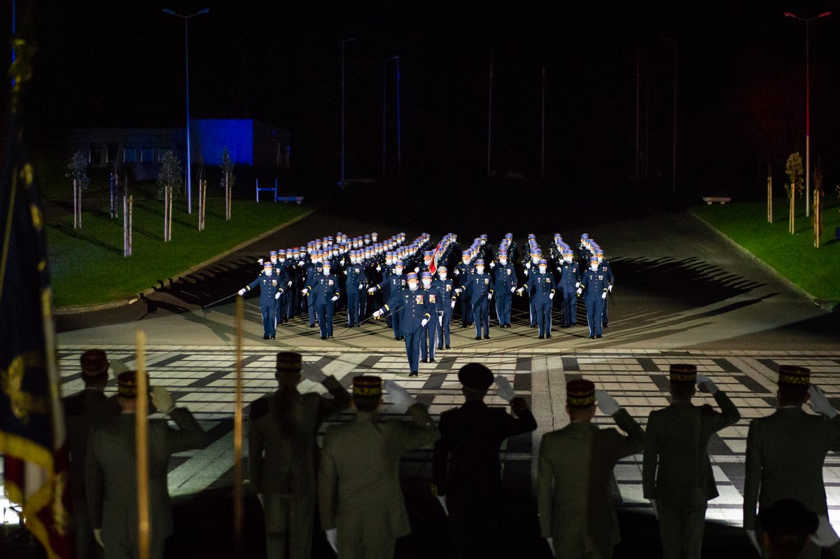 CEMAT_FR's tweet photo. Très fier d’accueillir une promotion de l’École militaire interarmes dans la grande famille des officiers. Le sabre remis ce soir symbolise vos nouvelles responsabilités de chef. Soyez toujours fidèles à cet engagement de commander avec cœur, courage, discernement et exigence. https://t.co/efskzB2wGl