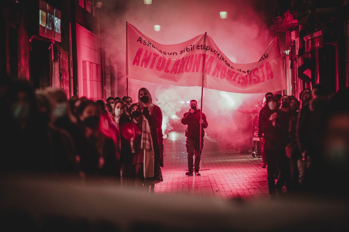 GazteKS_'s tweet photo. Eskerrik asko, beste behin, oztopoen gainetik kaleak hartu dituzuen ehunka gazteoi!

Guk argi diogu: Antolakuntza komunista indartsua izango da gure segurtasunaren, askatasun politikoen eta ongizatearen berme erreal bakarra.

Burgesiaren zuzeneko #DiktaduraGelditu! https://t.co/PlzjNszoL5
