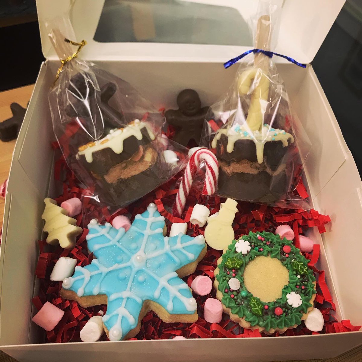 FULL CHRISTMAS MENU IS HERE!! 🙌🎄🎅🏻❄️❤️ message me to order! Availability throughout December 🎁

💖 Cake Jeanie by Sophie 💖

#hotchocolate #christmas #christmastreatbox #christmasevebox #cake #christmascake #christmascookies #christmasiscoming #christmas2020 #xmas #cakejeanie