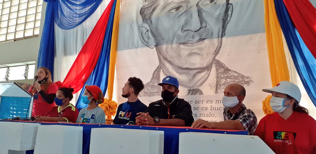 cantourgente's tweet photo. #EnDesarrollo Acto del #DiaDelEstudianteUniversitario 

Rectora @michellyvivas dirige palabras a los Estudiantes del Bloque Universitario del estado Lara

Que vivan los Estudiantes!
@ViveTVOficial1 @lubrio
@NicolasMaduro @DomicianoPSUV_ @CTrompiz2 https://t.co/09WzLiDcFw