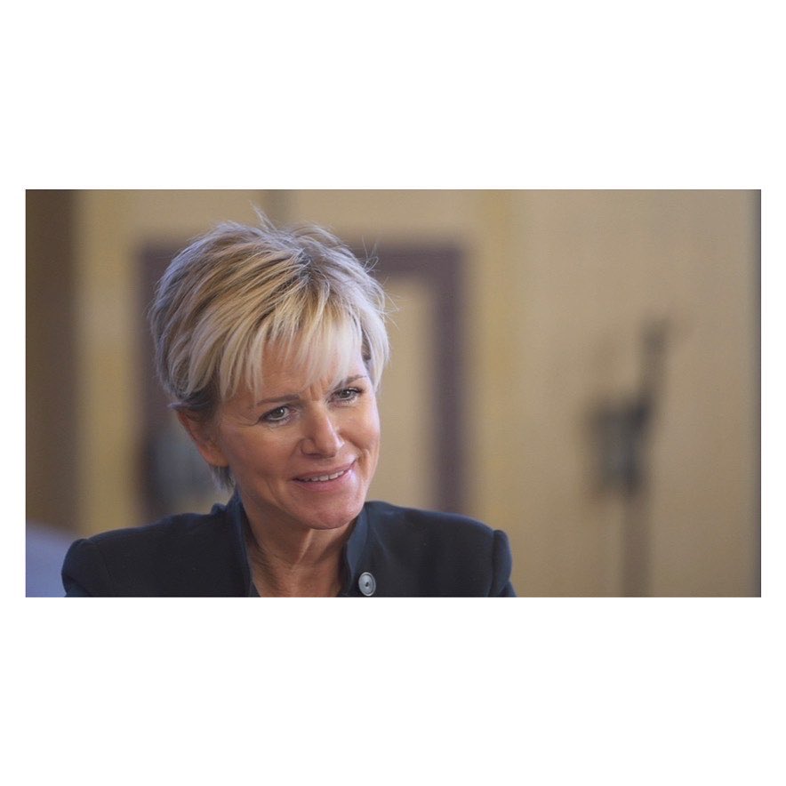 VSAdvocaten's tweet photo. Morgen 10u15 @een: ‘De Inzichten van #ChristineMussche’ met #NicBalthazar. Als advocate kent ze de donkere kant van de mens, maar als je haar vraagt of er slechtheid in de mens zit antwoordt ze: “Ik vind vooral dat er veel goedheid in zit &amp; het is de kunst om het eruit te halen.” https://t.co/yL3tNcv992