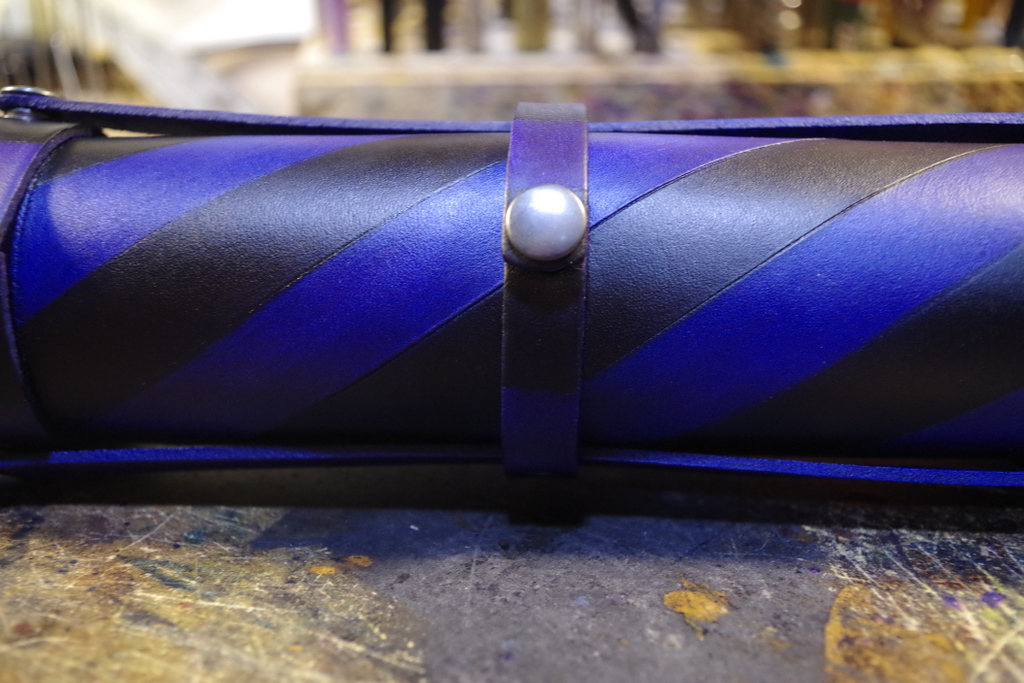 MerchantGreen's tweet image. Stripes. In Royal.  Yes, please. 
*
*
#dicetray #leatherdicetray #tabletop #dnd #tabletopdicetray #handmadedicetray #handmadeleather #rpg #dndgifts #tabletopgifts #leathertray #handmade