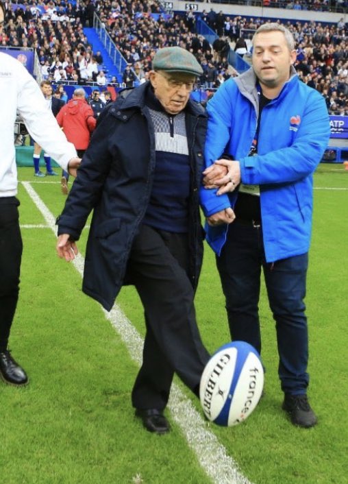 Le doyen du rugby français Camille Bonnet, s’est éteint aujourd’hui. Trois quarts de talent, il avait porté le SU Agen au sommet grâce à son drop victorieux en finale du championnat 1945, avant d’entraîner Graulhet avec succès. La LNR adresses ses condoléances à ses proches