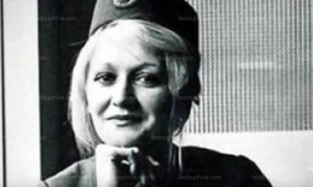 [ #Thread]Cette dame sur la photo s'appelle Vesna Vulovic.C'est une véritable miraculée et son histoire vous fera tomber de haut... (Vous allez comprendre le jeu de mots)Le 26 janvier 1972, Vesna Vulovic tombe d'un avion en vol et survit.Voici son incroyable histoire... 
