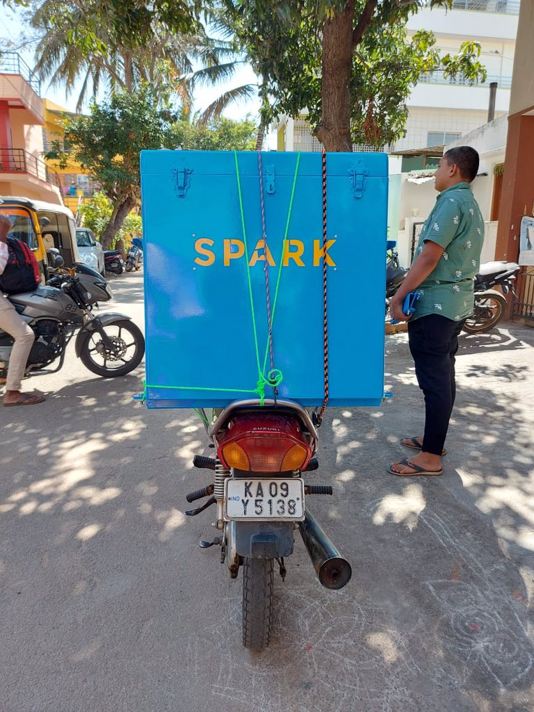 astitvam's tweet image. #SPARK is a @yuva_brigade initiative where the volunteers carry science kits on a 2 wheeler, reach to village students and discuss science with them. Lots of fun and activities are involved. Students are enjoying! #FightCorona

@thebetterindia 
@nimmasuresh @PrakashJavdekar
