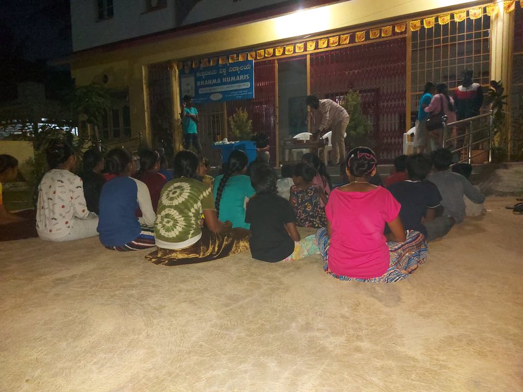 astitvam's tweet image. #SPARK is a @yuva_brigade initiative where the volunteers carry science kits on a 2 wheeler, reach to village students and discuss science with them. Lots of fun and activities are involved. Students are enjoying! #FightCorona

@thebetterindia 
@nimmasuresh @PrakashJavdekar