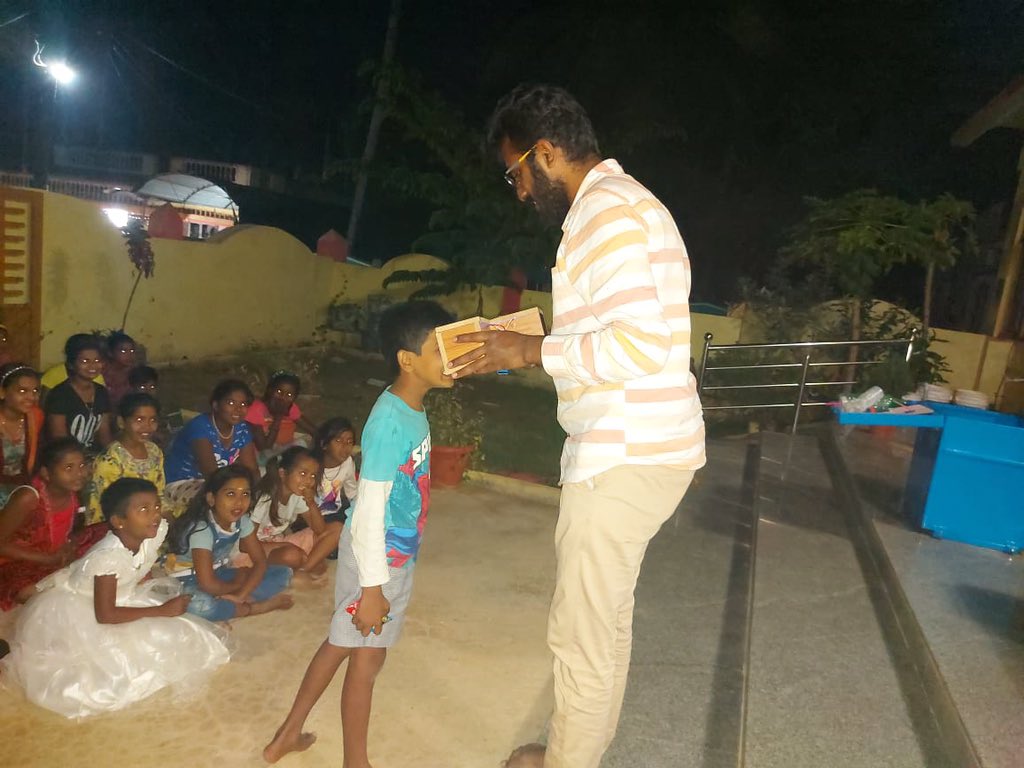 astitvam's tweet image. #SPARK is a @yuva_brigade initiative where the volunteers carry science kits on a 2 wheeler, reach to village students and discuss science with them. Lots of fun and activities are involved. Students are enjoying! #FightCorona

@thebetterindia 
@nimmasuresh @PrakashJavdekar