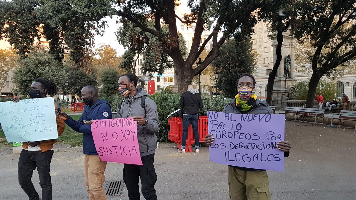 UCFR_Barcelona's tweet image. A la concentració convocada per @sindicatomanter per #SenegalEnDuelo
Prou morts a les fronteres. 
#RegularizacionYA 
#RegularitzacióxTotes

@UnitatvsRacisme @CoordinadoraOF