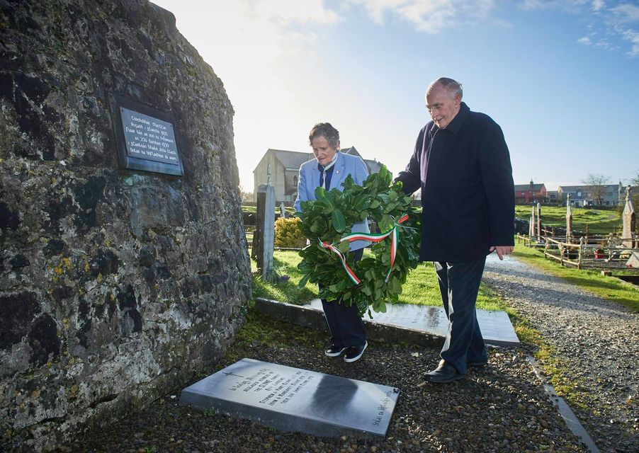 100 years on from the murder of Conor Clune, respects were paid at his grave in Quin today by relatives. Peadar Clancy’s grandniece, Pauline O’Connell, later married Conor Clune’s nephew Michael Clune. They laid a wreath at Clune’s grave. 12/12 #BloodySunday100