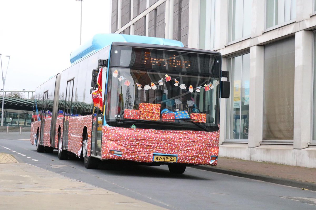 Helaas kan Sinterklaas dit jaar geen grote groep kinderen ontvangen in onze kantine. Gelukkig wist hij er voor de kinderen van onze medewerkers van Syntus Gelderland toch nog een leuk feestje van te maken. We kwamen een van onze bussen namelijk zo tegen.