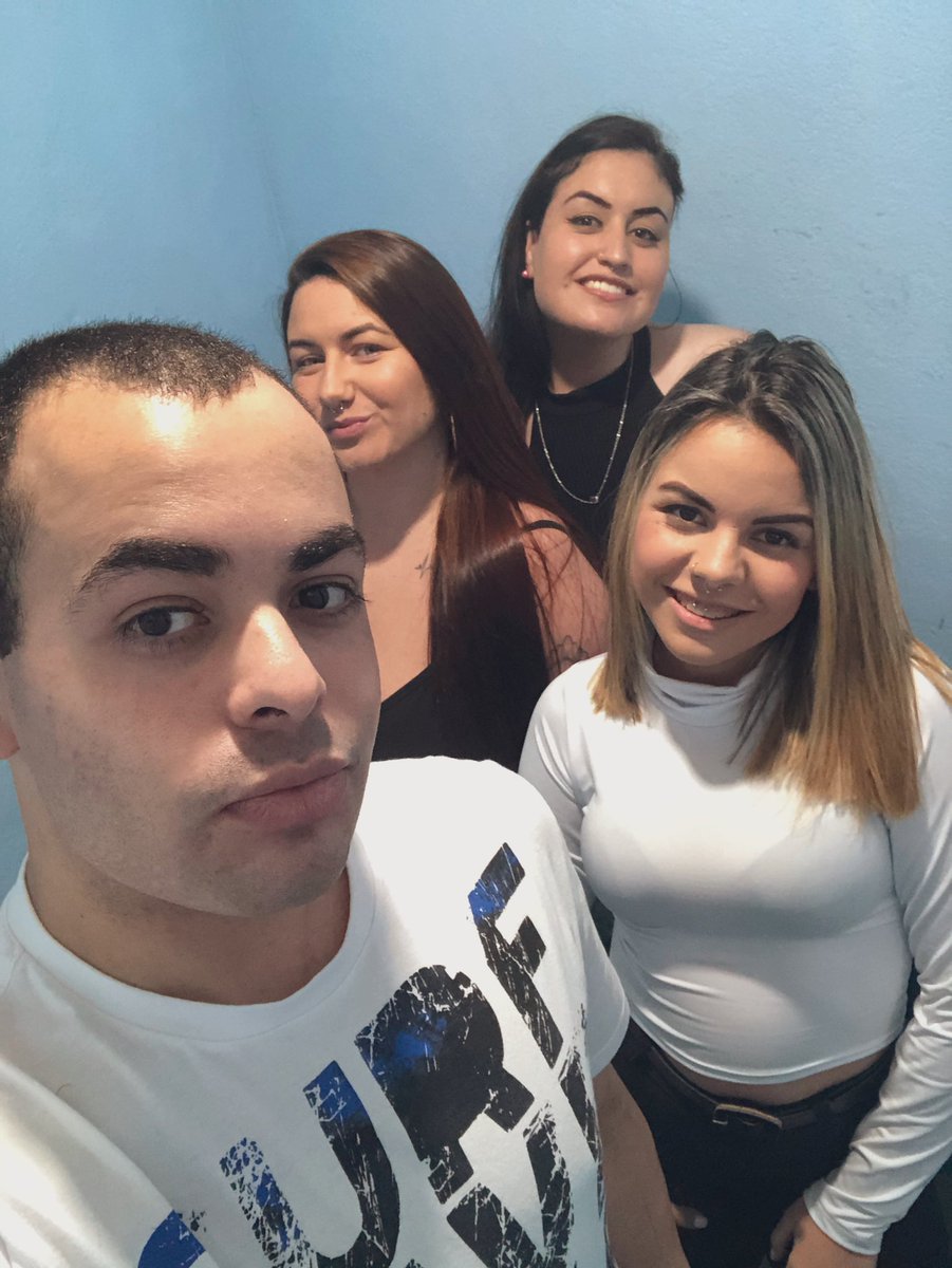 mrolhano's tweet photo. Um pouquinho do reencontro #dasgu sendo compartilhado com vocês. 🔥🧡 https://t.co/nN2d7kBJJP