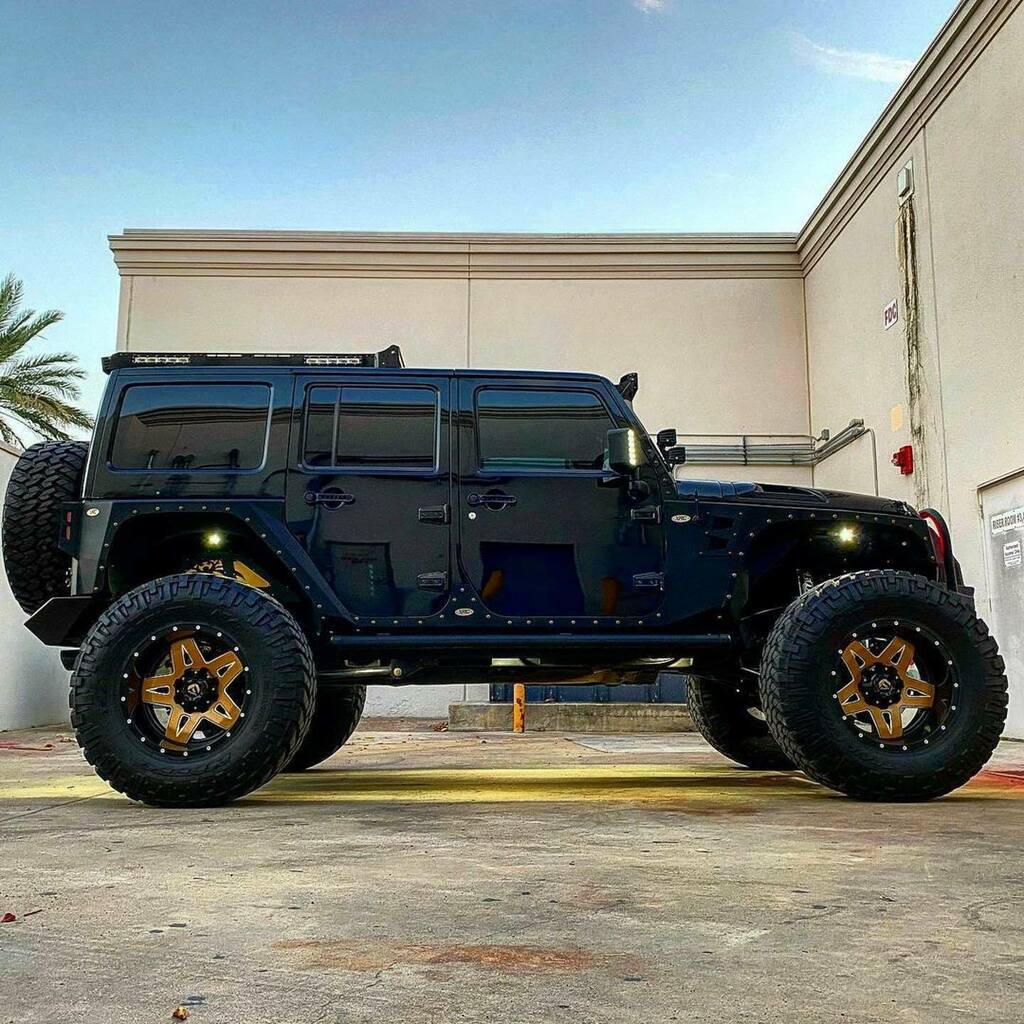 Saturday’s are made for #SideShotSaturday 🤤 
jeepbeef.com
___________

@txrubicon
___________

#blackandgold  #jeeobeef #rippsuperchargers #rockkrawlersuspension #fuelwheels #mracksusa #rigidindustries #kclights #5.5lift #40sarethenew37s #3li… instagr.am/p/CH2-9Q1Ba6d/