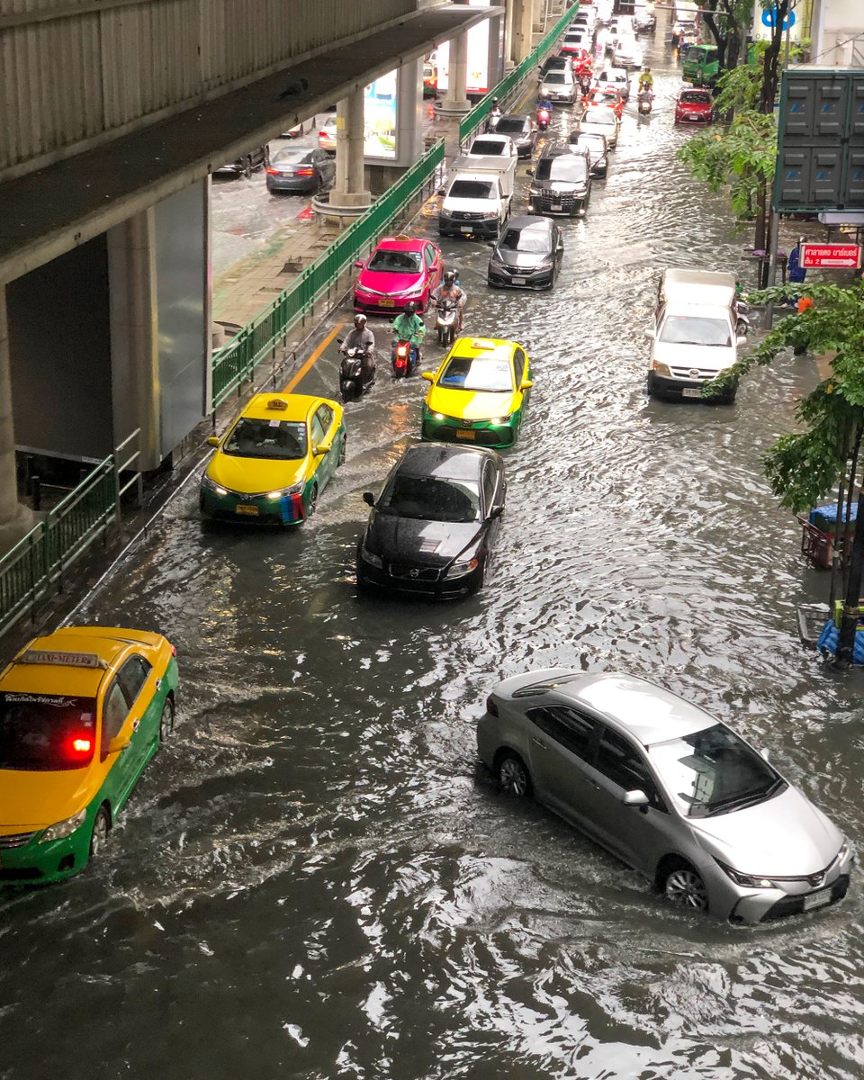 DiscoveringBKK's tweet photo. #Bangkokstreets flooded after #heavyrain. It seems that the #rainyseason is not over yet.

#discoveringbangkok #livinginbangkok #streetsflooded #centralbangkok #bangkoksights #bangkokstreets #streetphotography #carsinthewater #raininginbangkok #heavyraining https://t.co/w1hH9ZmEGp