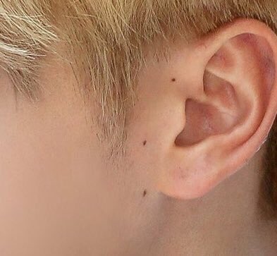 seungkwan (seventeen) and the three moles by his left ear, as well as others