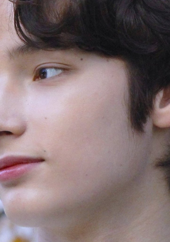 hueningkai (txt) and the moles on his face