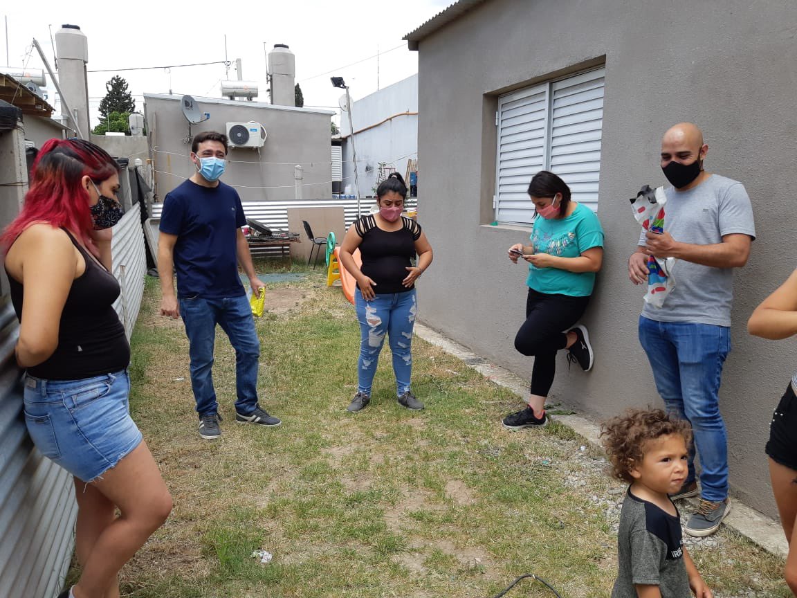 figueroamatias_'s tweet photo. ¡Sábado de recorridas! 🙌🏼

📍 En barrio Vía Honda visitamos el merendero Club Las Reinas que ayuda a los vecinos y vecinas 💪🏼

 📍 En barrio Godoy preparamos los espacios dónde instalaremos huertas ❤️🌱 Además, colaboramos con el taller de panificación del Nueva Oportunidad 🤗 https://t.co/RnJs0UYZuk