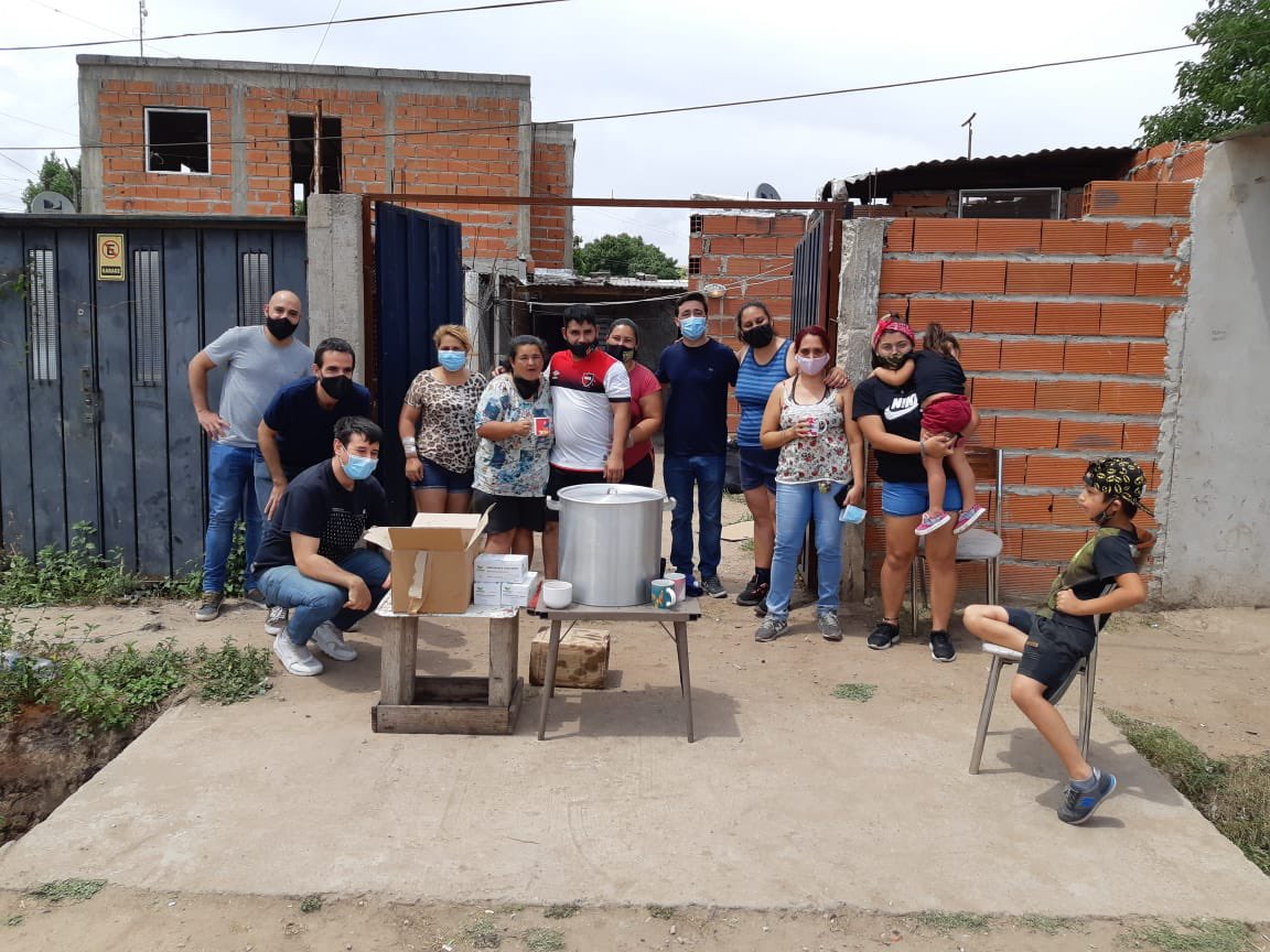 figueroamatias_'s tweet photo. ¡Sábado de recorridas! 🙌🏼

📍 En barrio Vía Honda visitamos el merendero Club Las Reinas que ayuda a los vecinos y vecinas 💪🏼

 📍 En barrio Godoy preparamos los espacios dónde instalaremos huertas ❤️🌱 Además, colaboramos con el taller de panificación del Nueva Oportunidad 🤗 https://t.co/RnJs0UYZuk