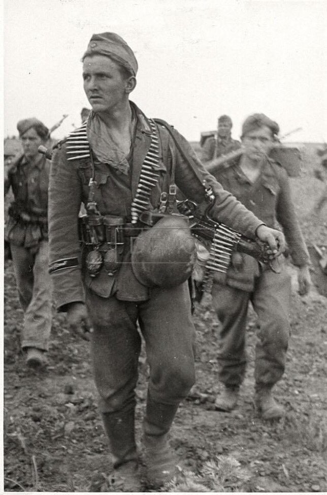 Powerful study of a Richtschütze & his team - the fatigue clearly showing from the hard fighting in Romania, May 1944 around Târgu Frumos. Lots of detail indicating experienced men. The Richtschütze unusually wears a K98 pouch with additional ammo stripper clips.52a)