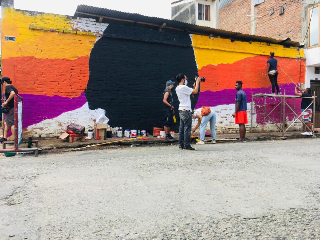 renacientes's tweet photo. El Proceso de Comunidades Negras PCN, junto al colectivo #Dexpierte 
Continuamos poniéndole color y sabor a los muros en Santander de Quilichao.

#ResistirNosEsAguantar
#ElPuebloNoSeRindeCarajo
#21 https://t.co/FMD4ES6vDM
