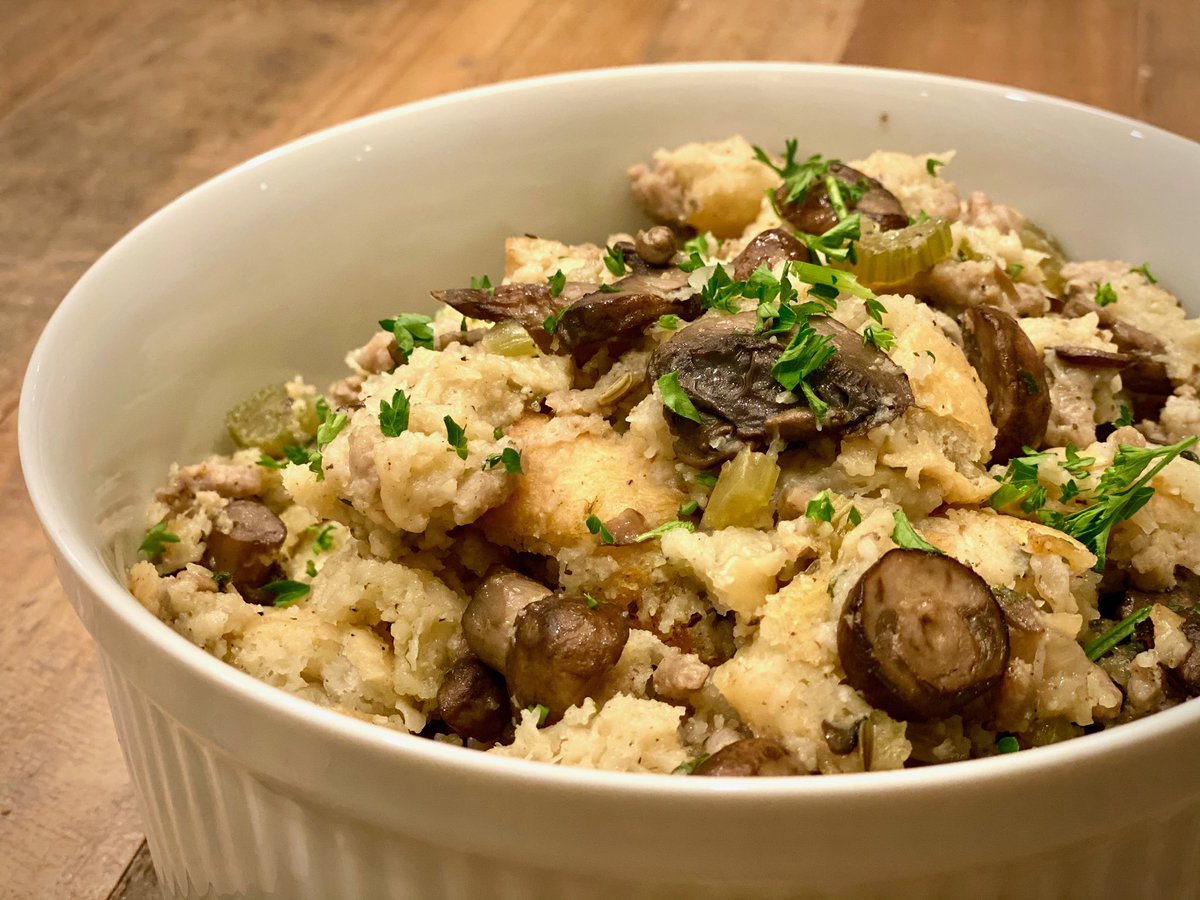 CookWithAmber's tweet image. I had such a blast filming my segment on @GMA this morning! I am so grateful for this incredible opportunity!!! 🥰 If you didn’t get a chance to tune in, click the link in my bio to watch me make 2 of my favorite Thanksgiving side dishes! 🍗🌽 goodmorningamerica.com/food/video/tha…