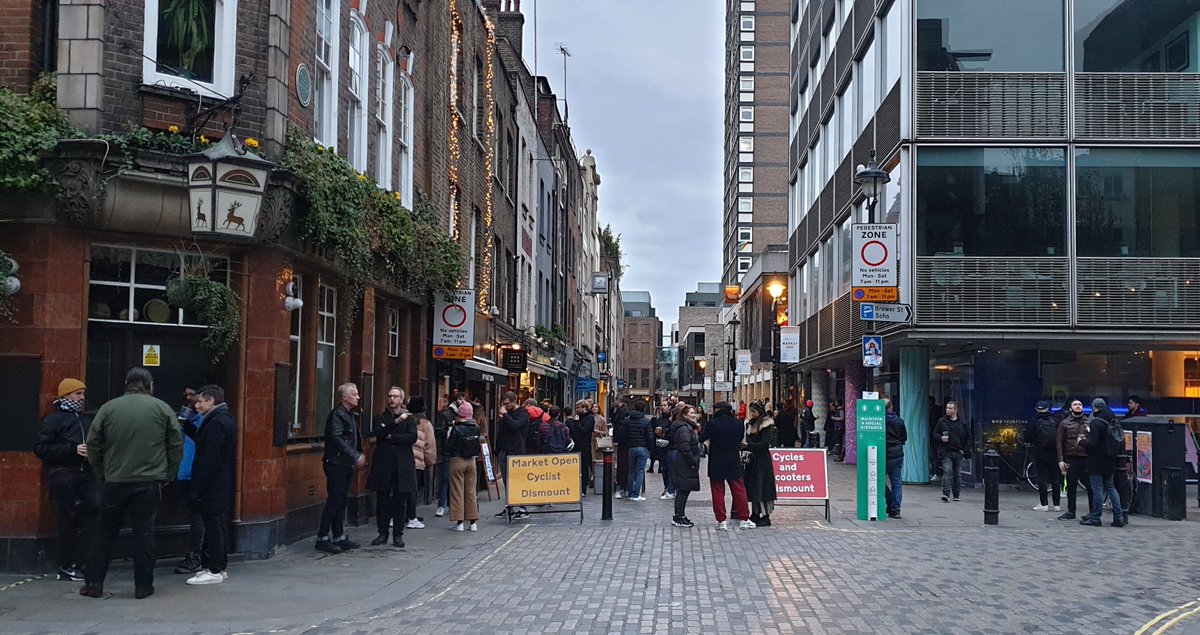 disruptiveptns's tweet image. don&apos;t let anyone tell you #Soho is a ghost town - 
#BerwickStreet this afternoon during a supposed lockdown