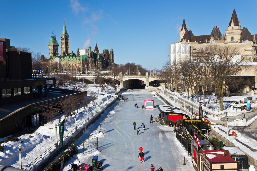Canada's tweet photo. Designated a @UNESCO World Heritage site in 2007, the Rideau Canal stretches 202 kilometres from Ottawa to Kingston and is the oldest continuously operated canal in North America. 

❗Bonus: It turns into the world’s largest skating rink during the winter! 😍⛸️ https://t.co/ckfQOvlHWb