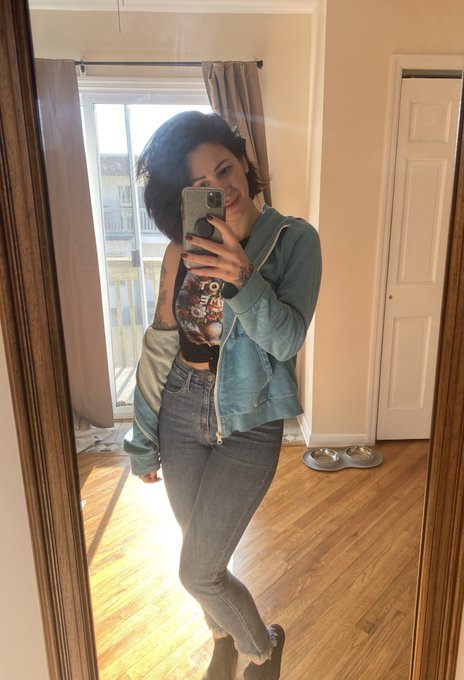 Feels like a fall day! I love the combination of sunshine, crisp air, and cozy clothes! https://t.co<a href="/tag/mvsales"class="tags"><span>#mvsales</span></a>