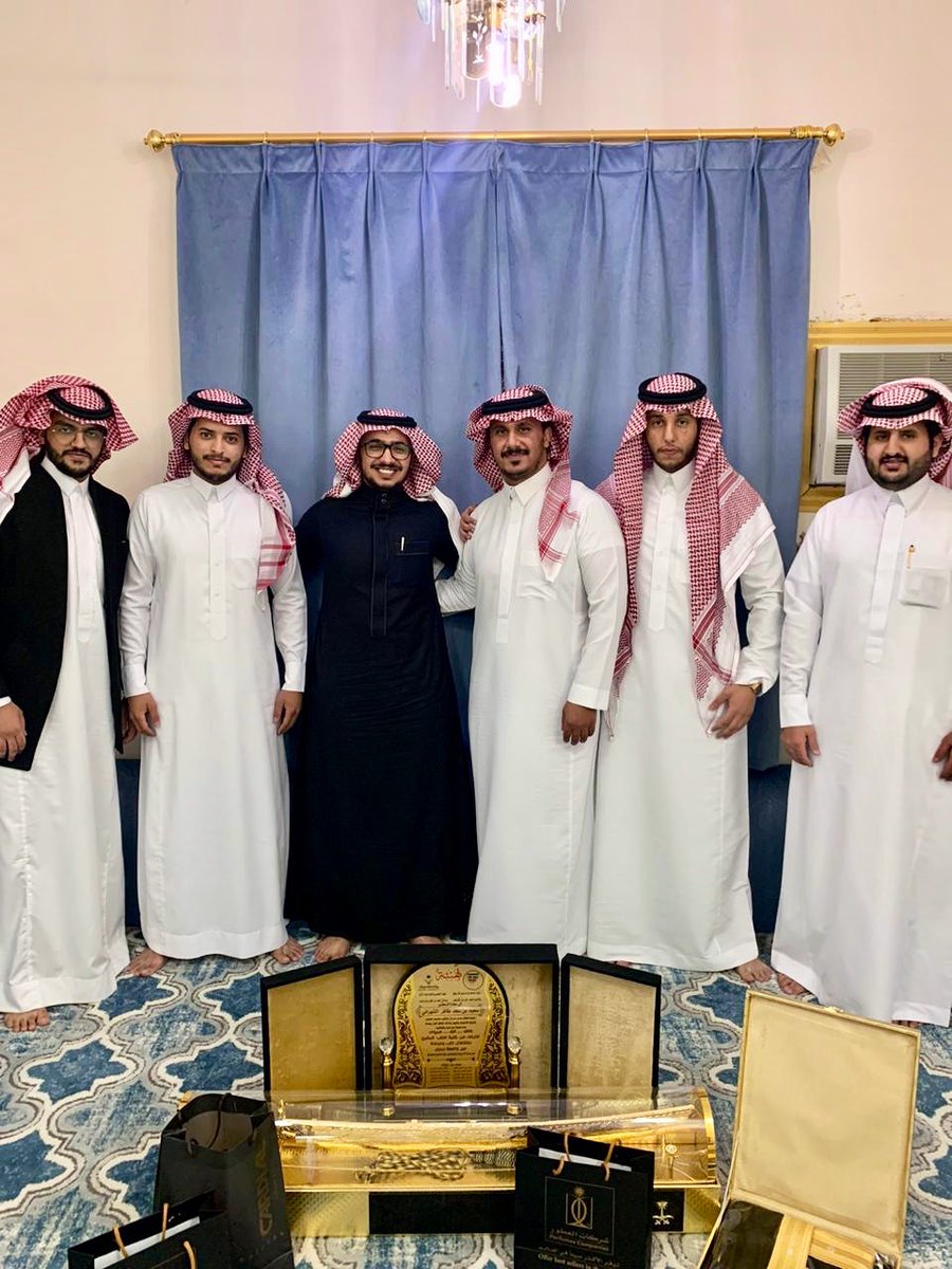 DrSaeed1995's tweet photo. الحمدلله على انقضاء مسيرة اعوام من دراسة الطب وبداية مسيرة الحياة العملية، الحمدلله الذي بنعمته تتم الصالحات والحمدلله على التمام والكمال رغم كل الظروف والصعاب. ممتن جدا لوالدي ووالدتي وعائلتي على دعمهم الدائم، و لرفقاء الرحلة إخوة الطريق الطويل كنتم خير عون وسند لي شكراً لكم♥️♥️ https://t.co/MG2KIf46x2