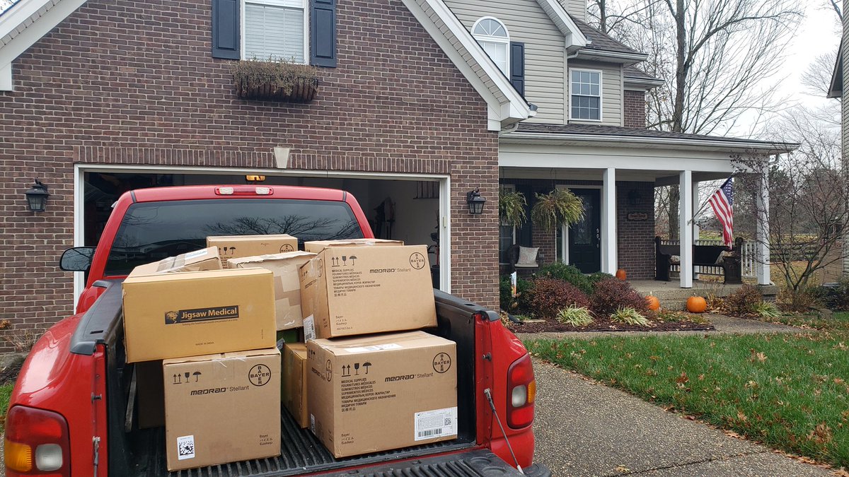 Aperson26's tweet photo. Thanks to Ballard's Beta Club and NHS for collecting 23 boxes for food for Kentucky Harvest! Over 1000 cans. So proud of you. @BHSBRUINS @Bruin_Principal @KentuckyHarvest https://t.co/EsAVVp0GyZ