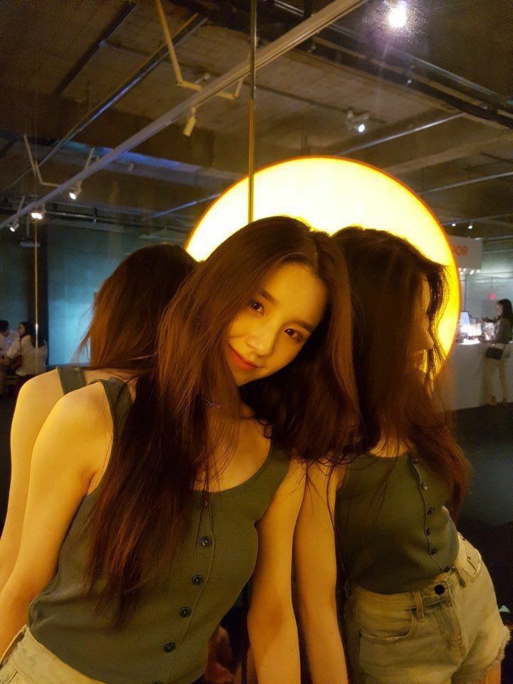 LOONARPBR's tweet photo. 𝘌𝘶 𝘴𝘰𝘶 𝘰 𝘓𝘰𝘰𝘯𝘢, 𝘯𝘢̃𝘰 𝘱𝘰𝘥𝘦𝘮 𝘦𝘹𝘪𝘴𝘵𝘪𝘳 𝘥𝘶𝘢𝘴. Mas.. eu também sou o Loona 😭🦋. https://t.co/nM3RpusqNz